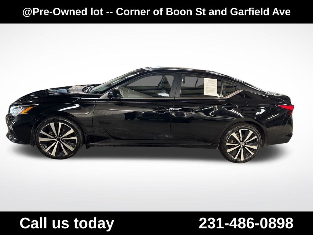 Used 2020 Black Nissan 2.5 SR image 2