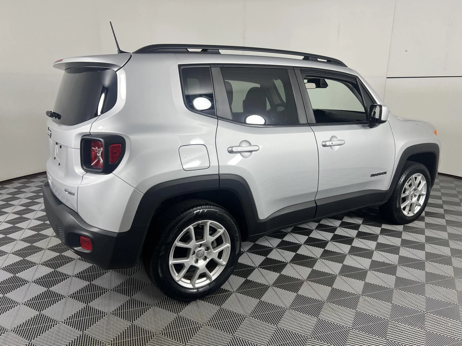 Used 2021 Glacier Metallic Jeep Latitude image 11