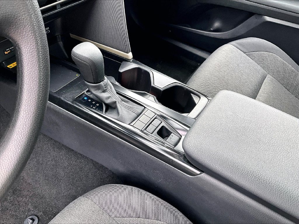 Used 2025 White Toyota LE image 20