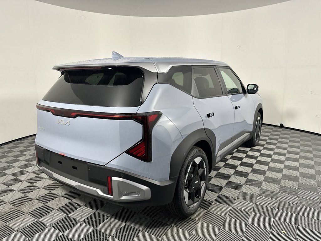 New 2027 Pale Gray Kia S image 19