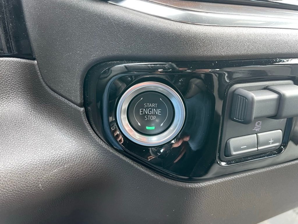 Used 2025 White GMC SLT image 48
