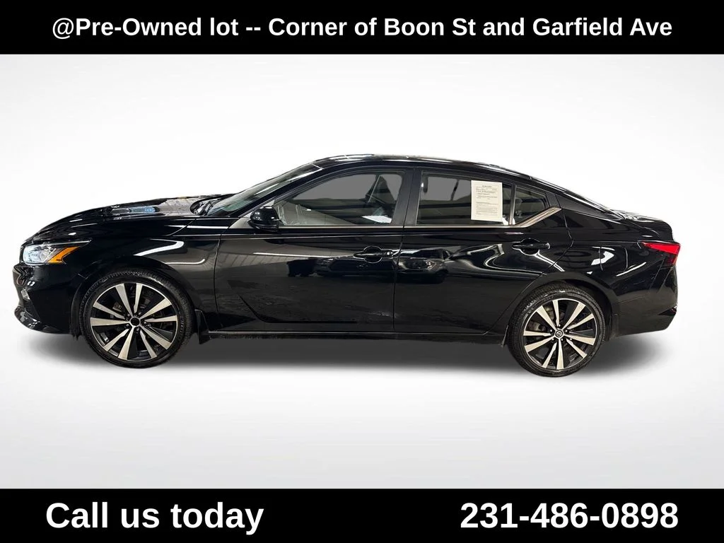 Used 2020 Black Nissan 2.5 SR image 2