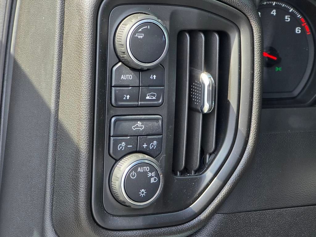 Used 2025 White Chevrolet Custom image 8