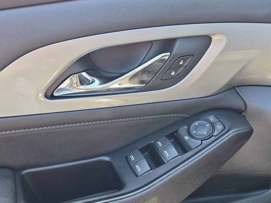Used 2023 Green Chevrolet LT image 23