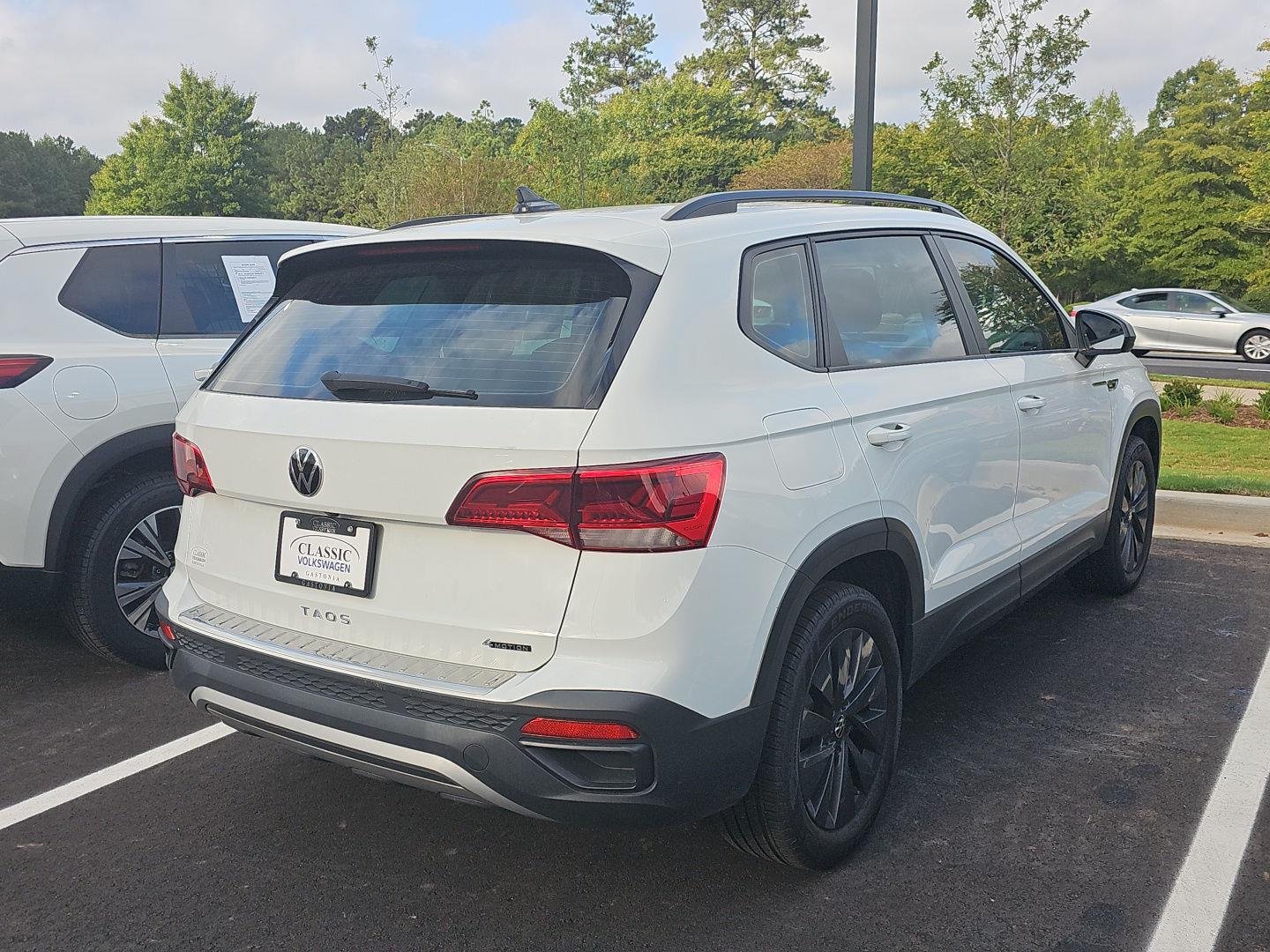 Used 2022 Pure White Volkswagen S image 6