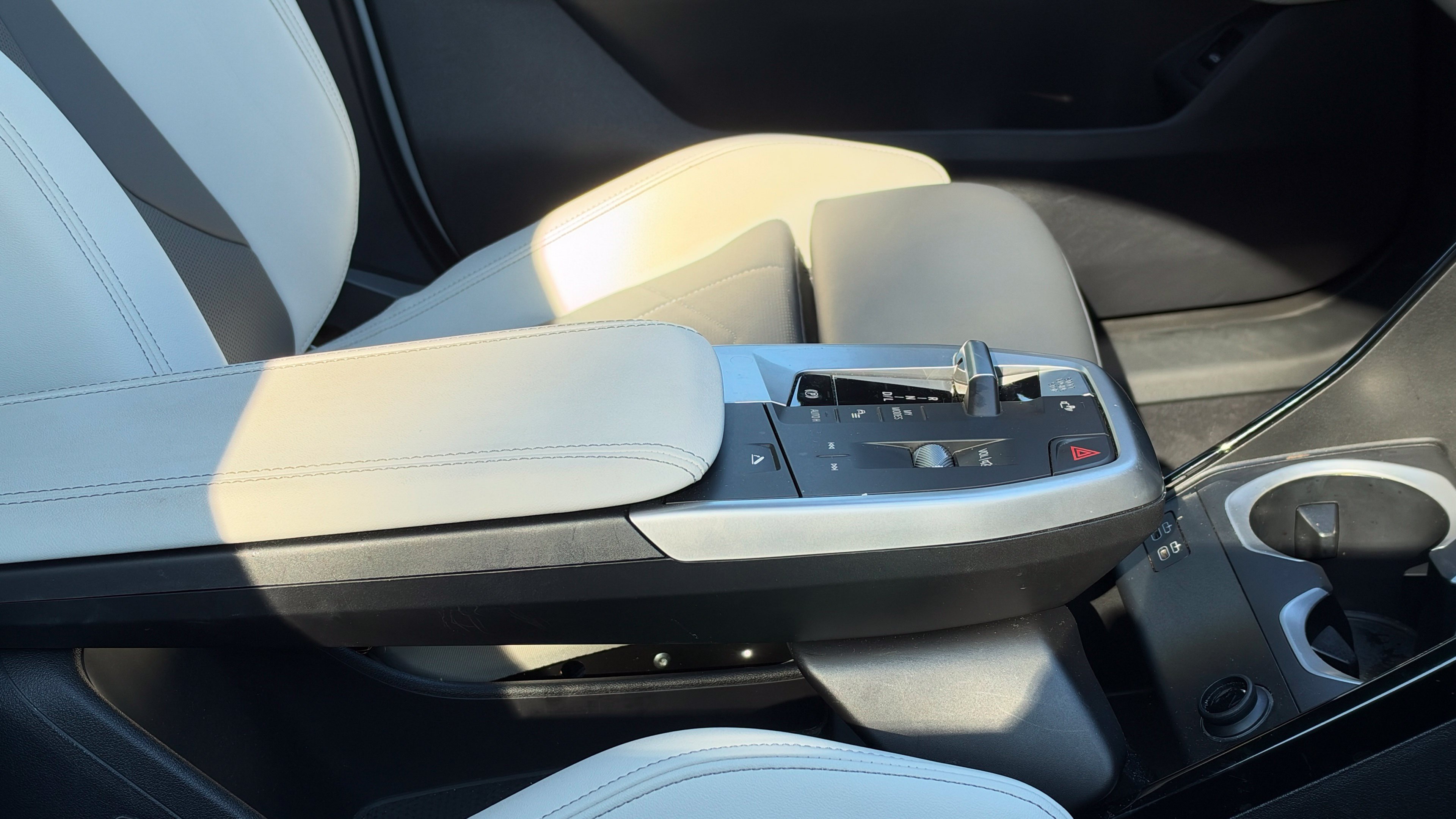 Used 2026 Mineral White Metallic BMW xDrive28i image 5