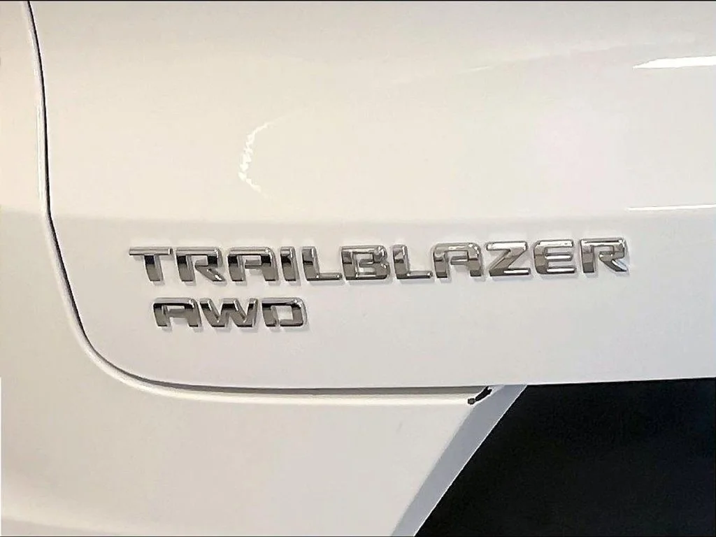 Used 2025 White Chevrolet LT image 28