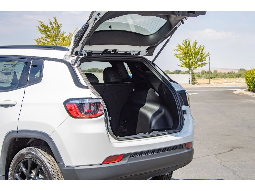 New 2026 Bright White Clearcoat Jeep Latitude image 10