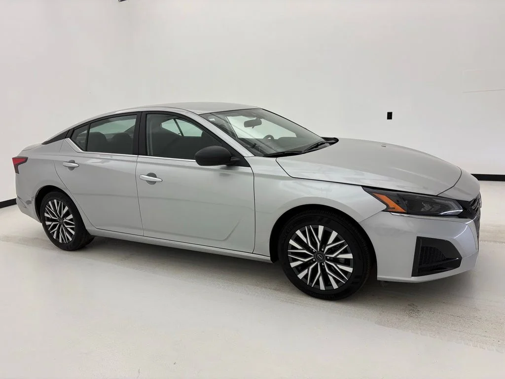 Used 2025 Silver Nissan 2.5 SV image 1