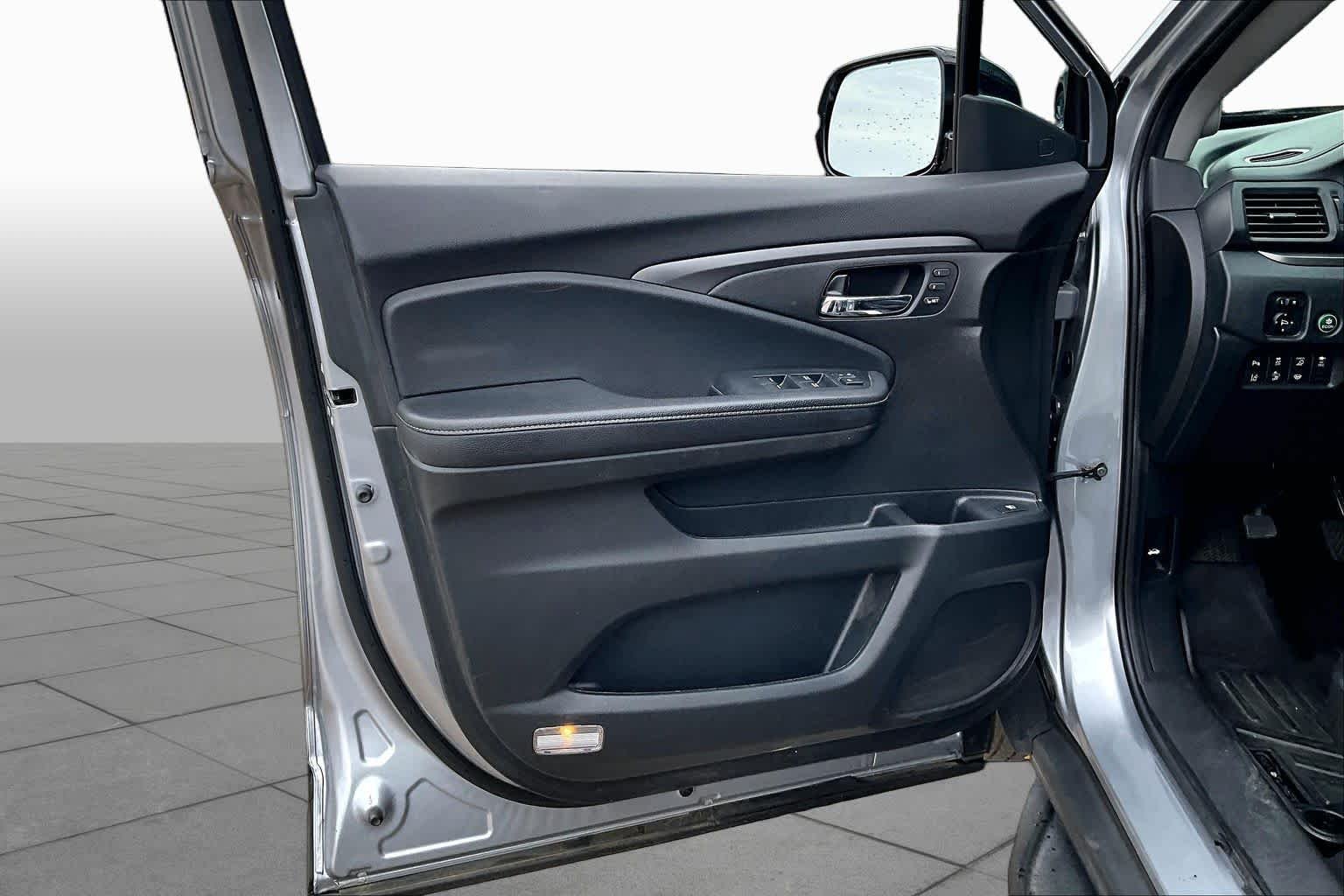 Used 2023 Lunar Silver Metallic Honda RTL-E image 19