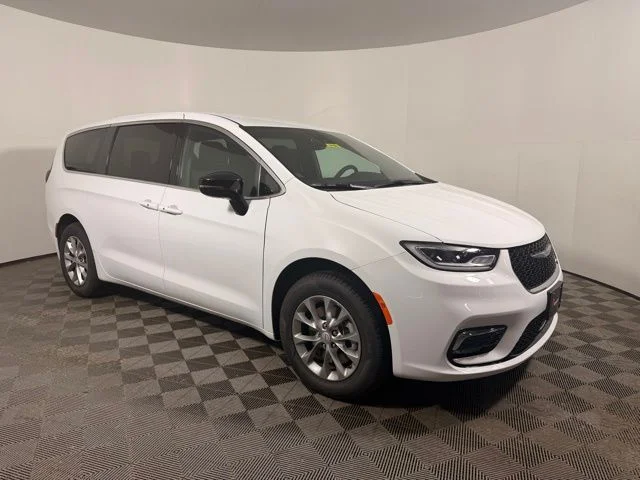 2026 Chrysler Pacifica Select AWD's photo