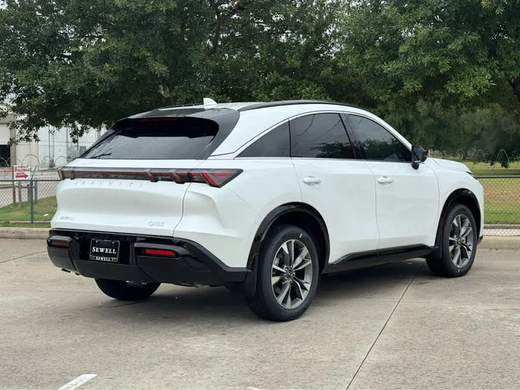 New 2027 RADIANT WHITE INFINITI Luxe AWD image 3