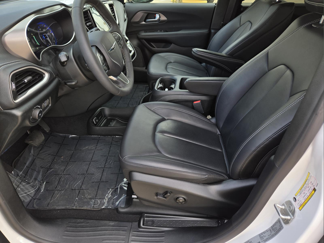2026 Chrysler Pacifica Select - Photo 14