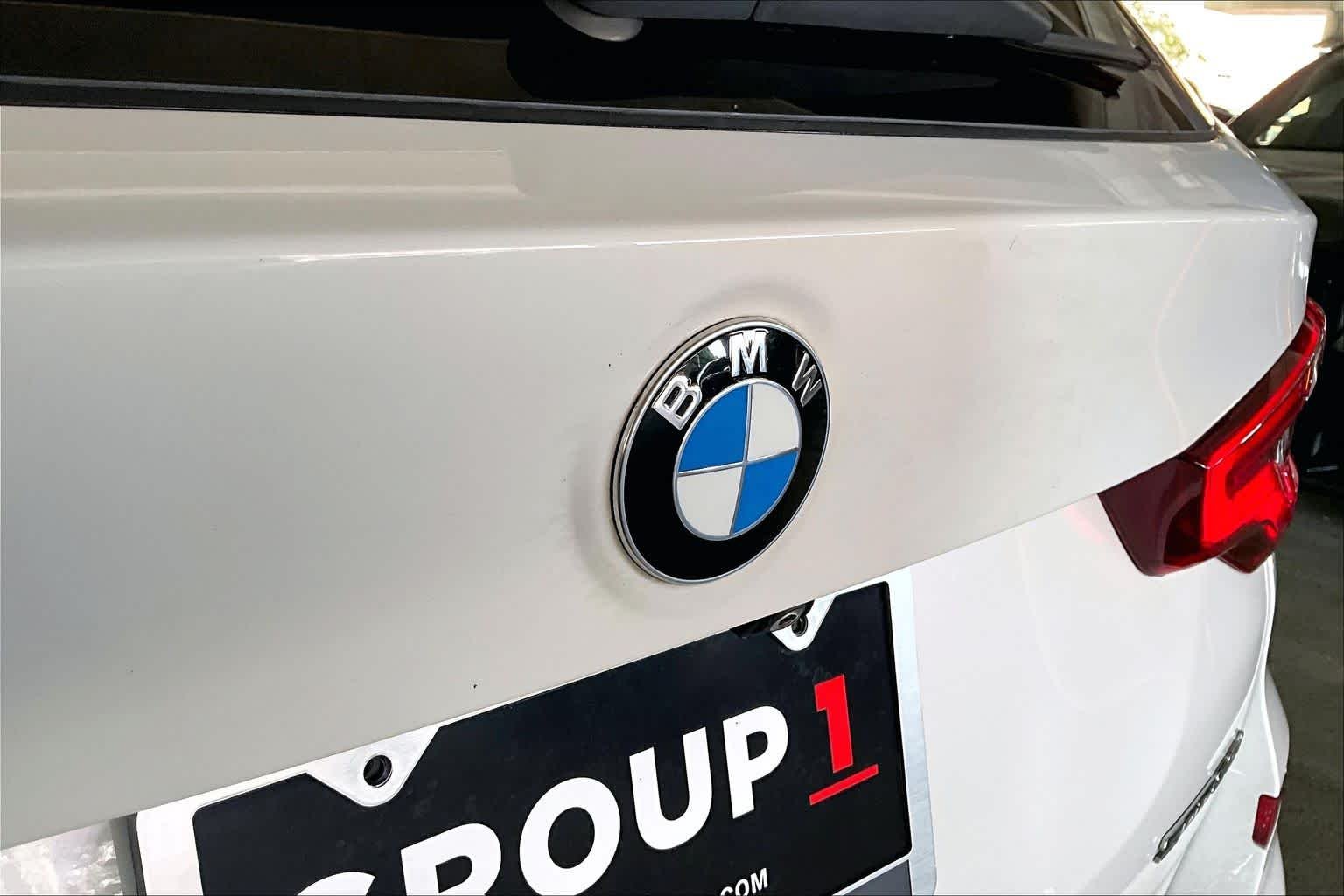 Used 2021 Alpine White BMW sDrive30i image 30