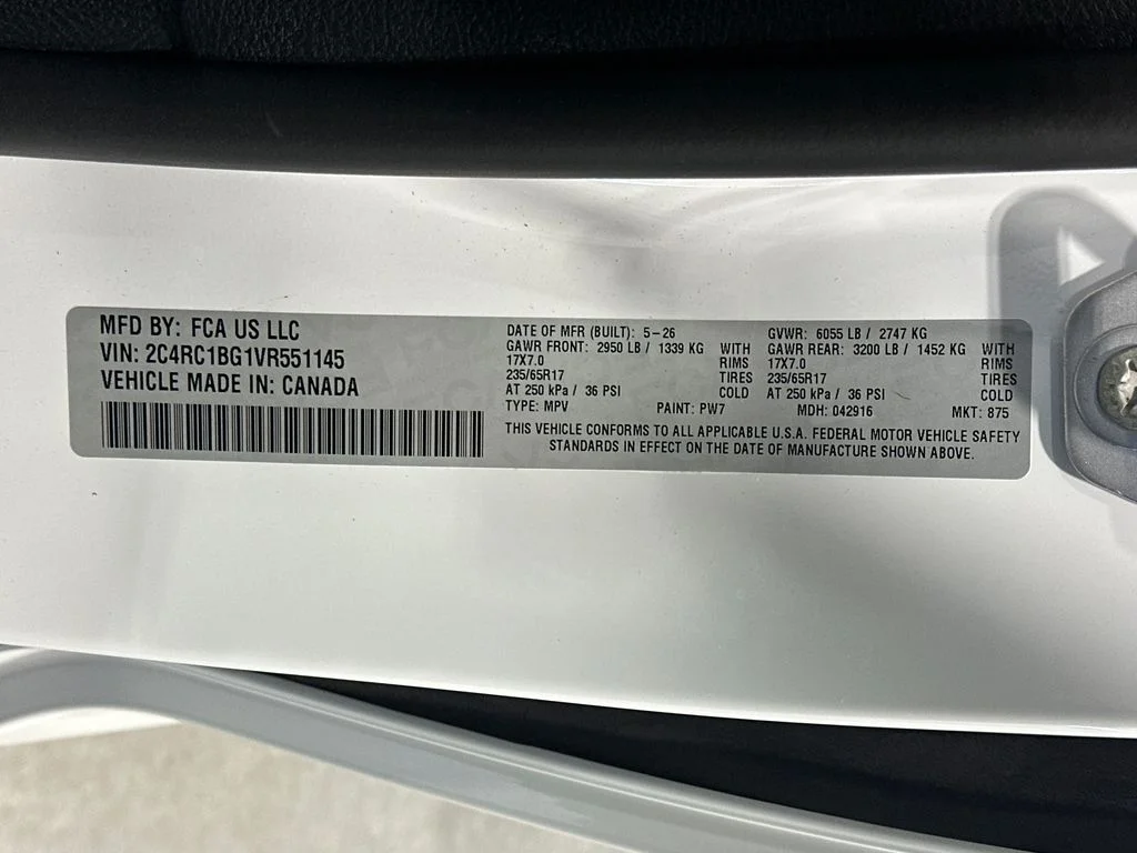 New 2027 Bright White Clear-Coat Exterior Paint Chrysler Select image 12
