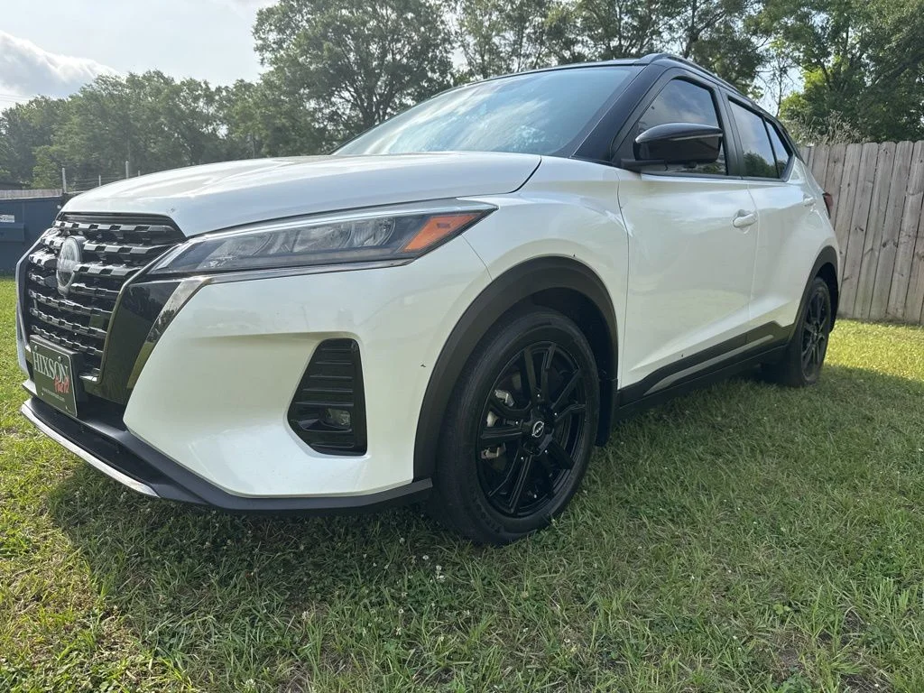2022 Nissan Kicks SR