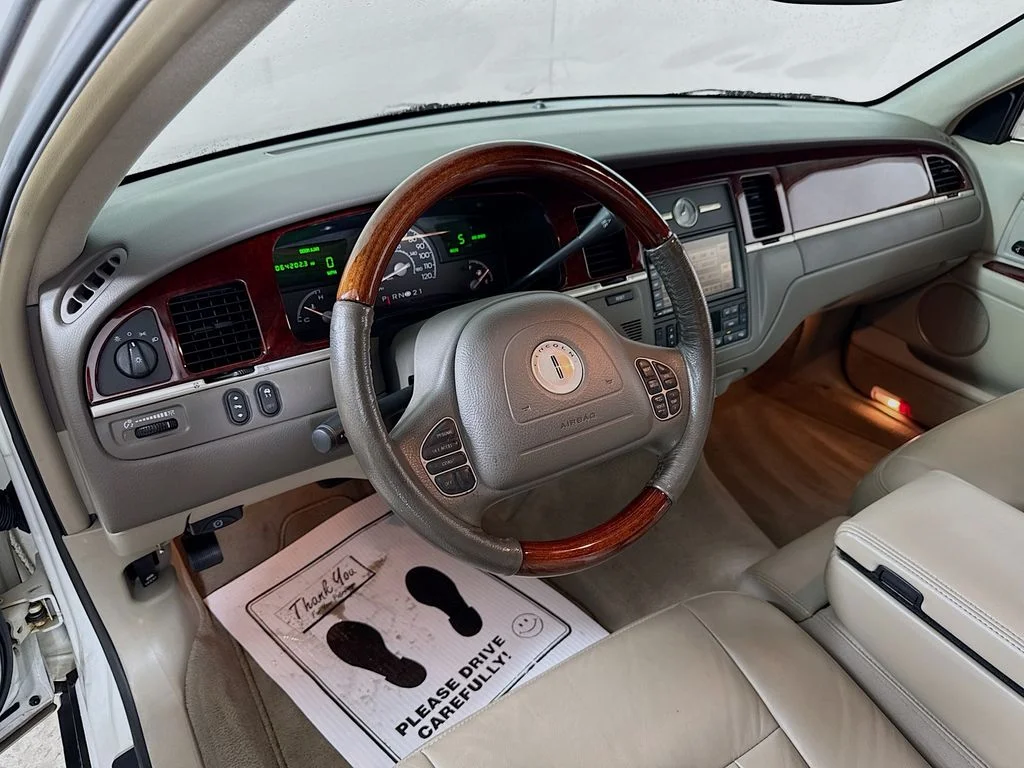 Used 2003 White Pearlescent Clearcoat Metallic Tri-Coat Lincoln Signature image 13