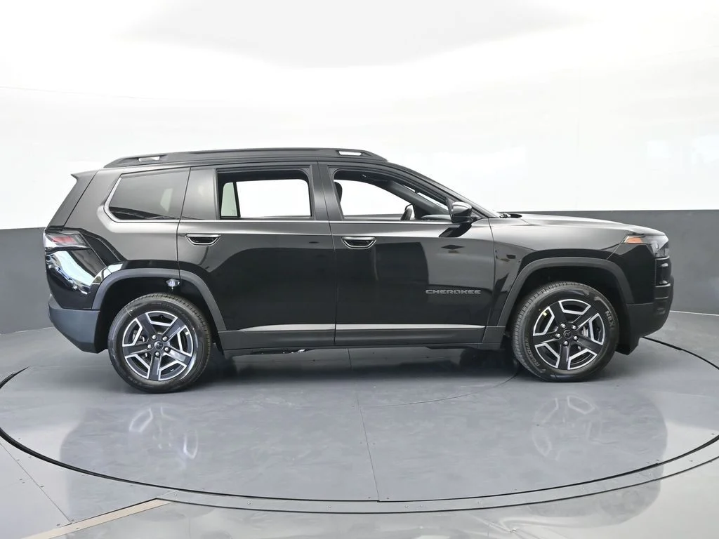 New 2026 Diamond Black Crystal Pearl-Coat Exterior Paint Jeep Laredo image 7