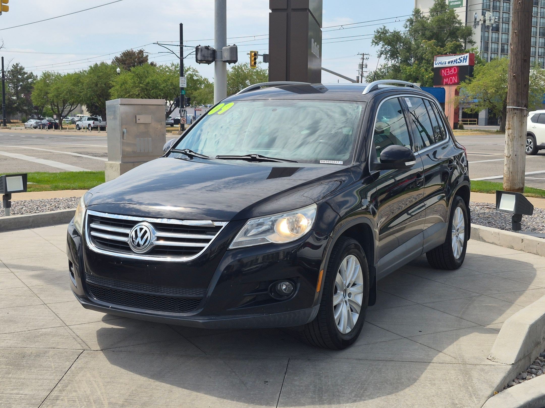 Used 2009 Black Volkswagen SE image 9