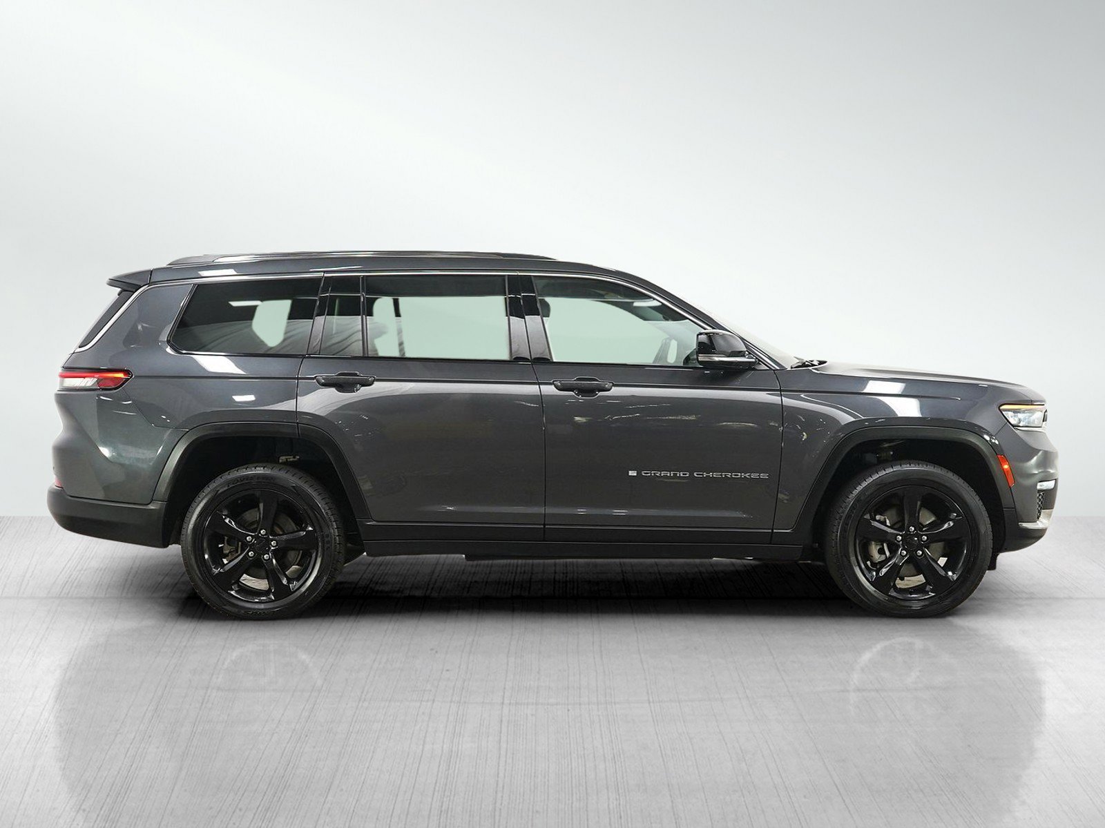 Used 2022  Jeep Limited image 6