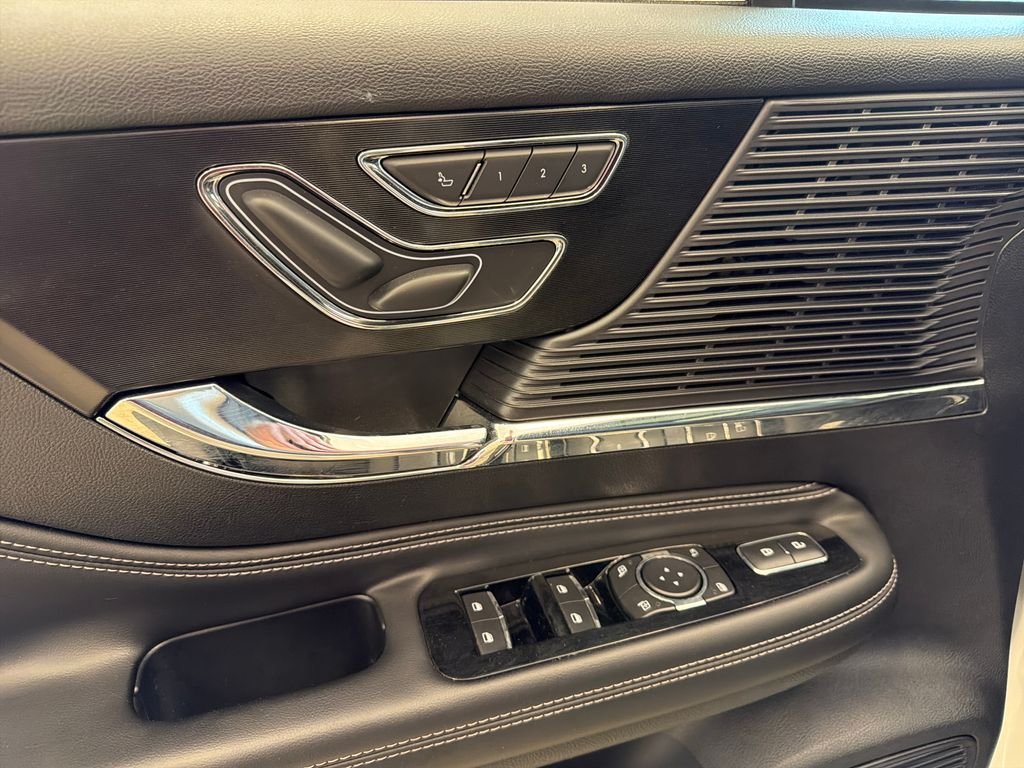 Used 2022 White Lincoln Standard image 11