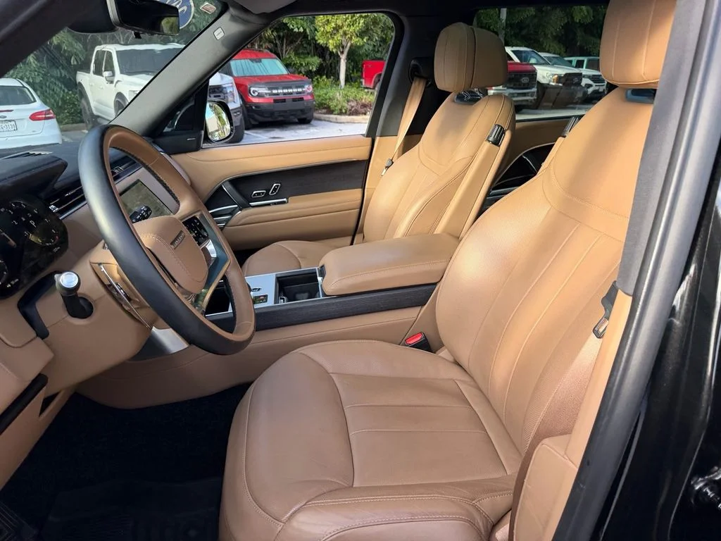 Used 2025 Black Land Rover SE image 9