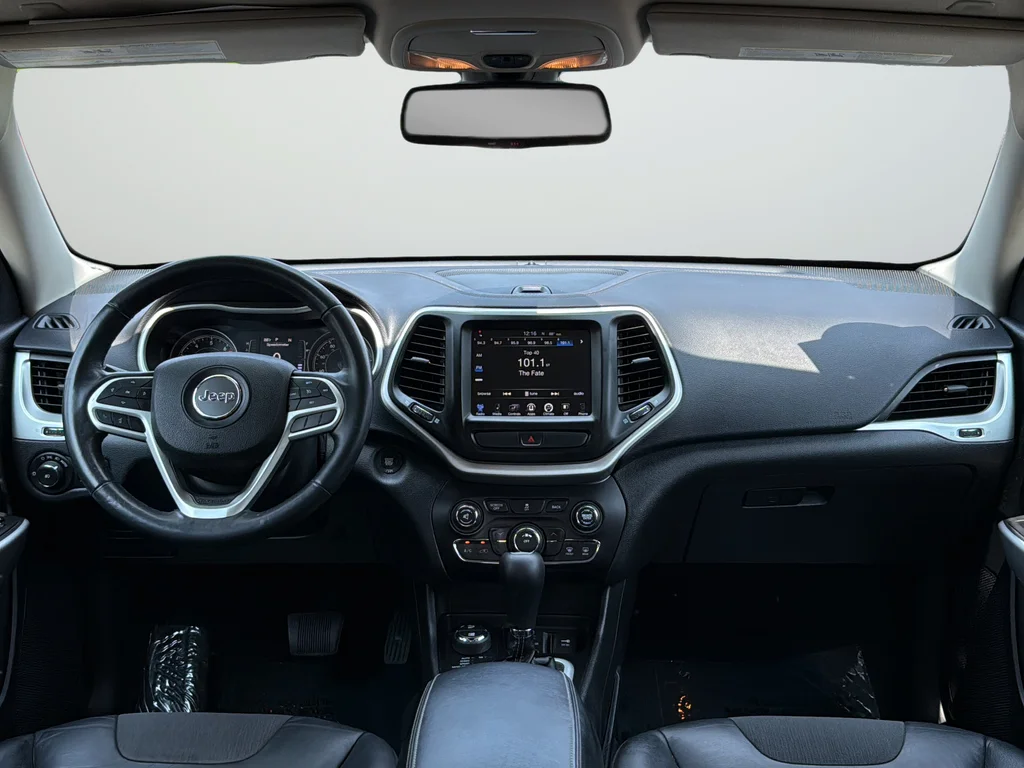 Used 2018 Gray Jeep Latitude Plus image 9