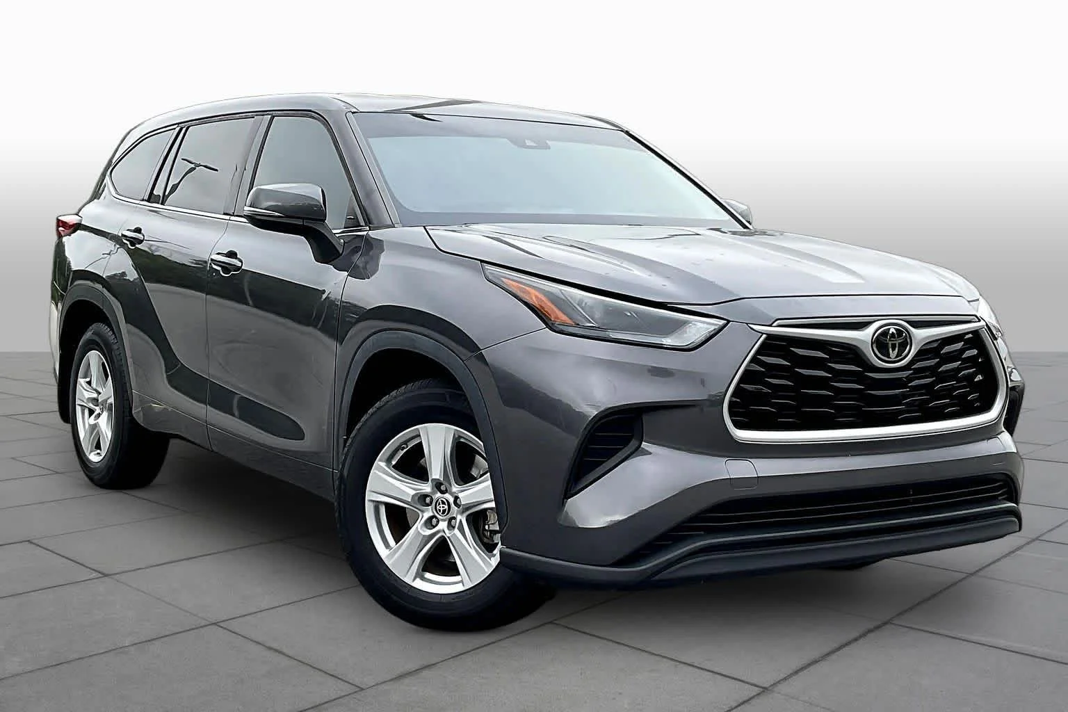 Used 2022 Magnetic Gray Metallic Toyota L image 3