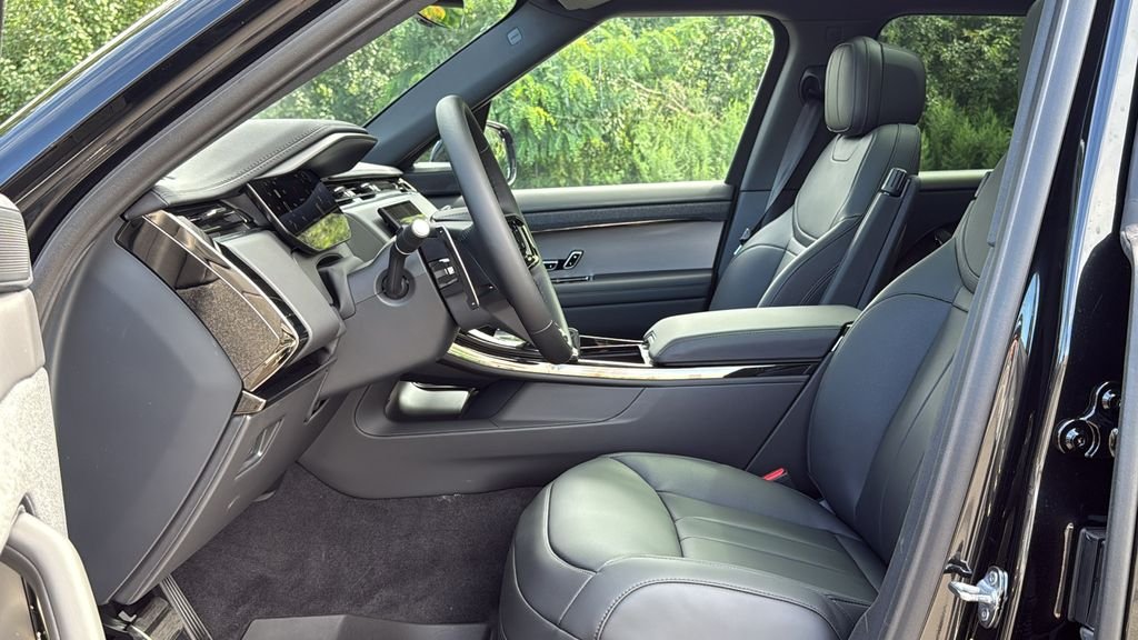 New 2026 Santorini Black LAND ROVER Dynamic SE image 10