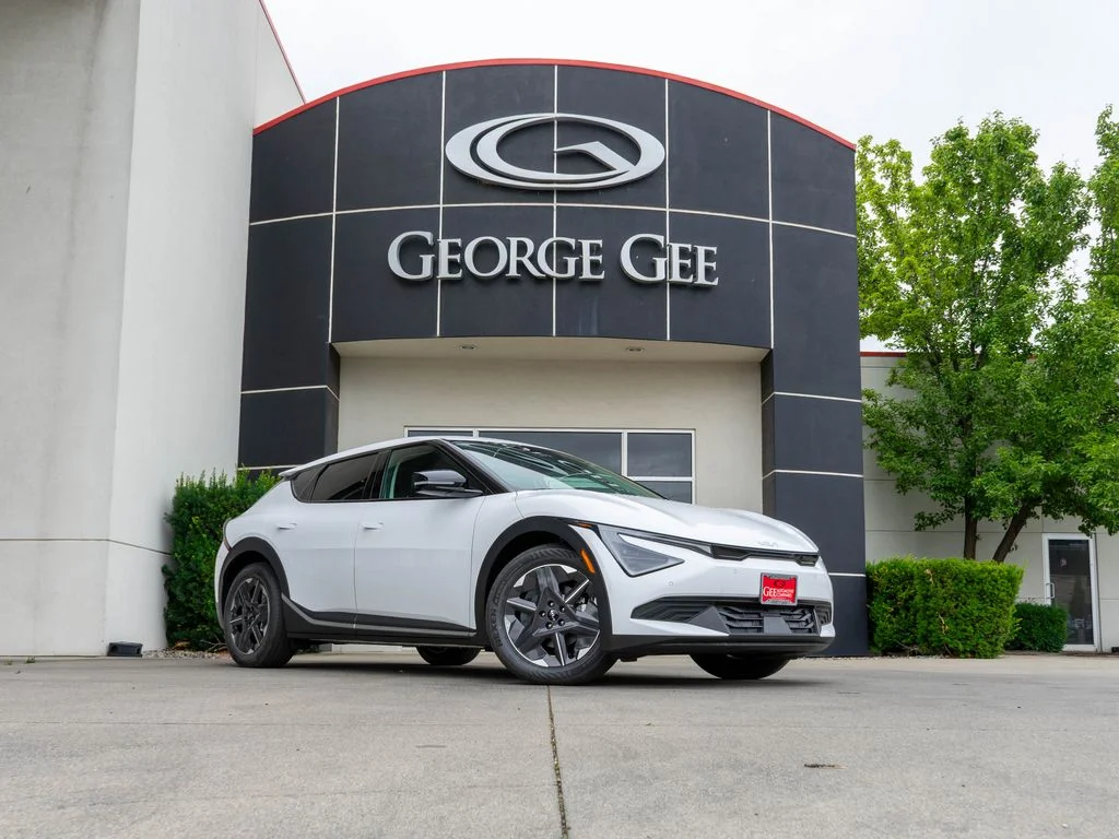 New 2026 Glacial White Pearl Kia LIGHT image 1