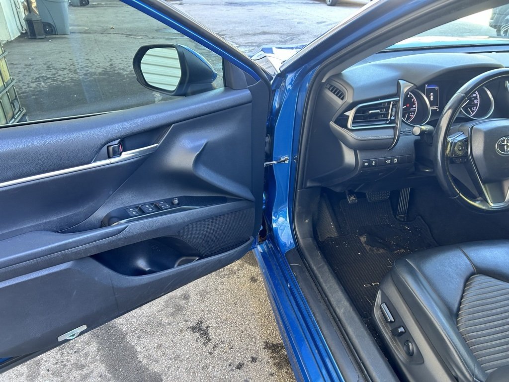 2019 Toyota Camry SE XLE photo 4