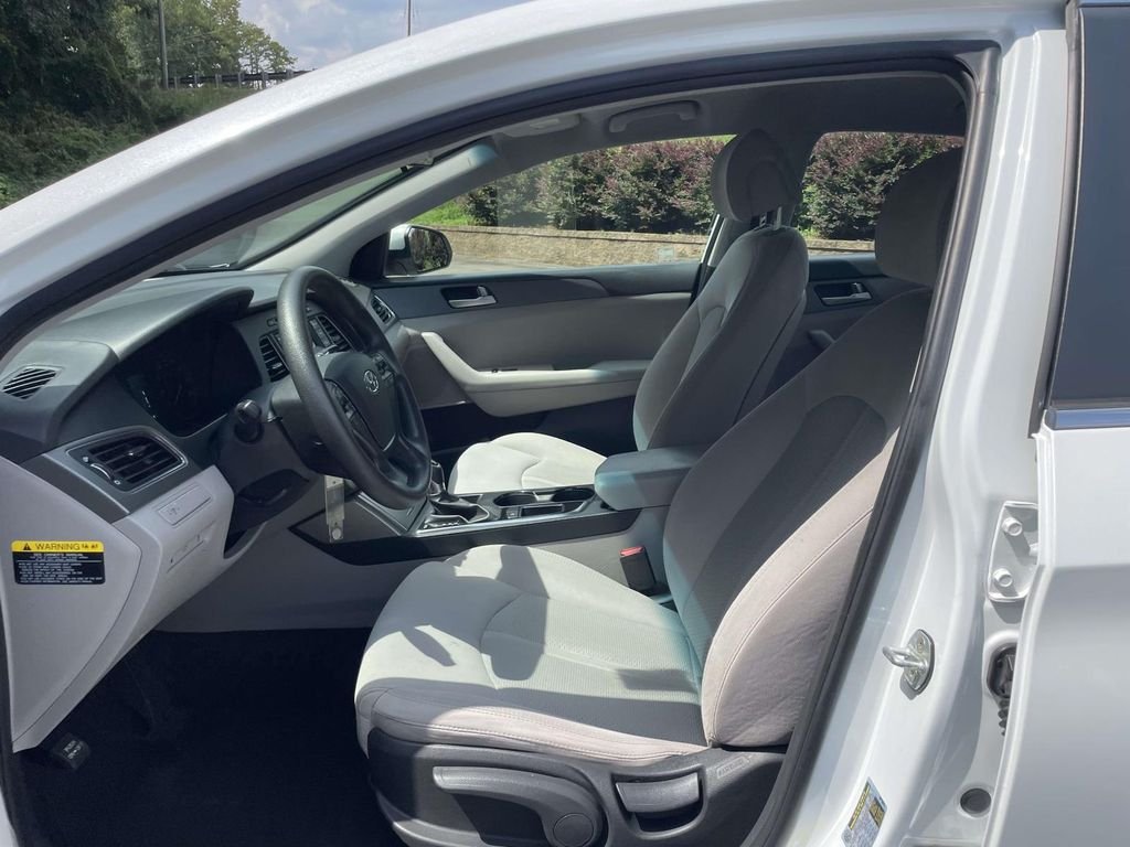 Used 2017 White Hyundai Base image 15