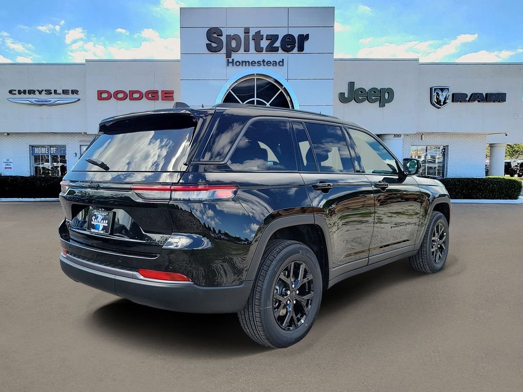 New 2026 Diamond Black Crystal Pearl-Coat Exterior Paint Jeep Altitude image 2