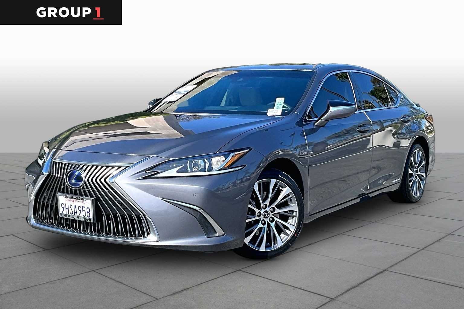 2021 Lexus ES 300h 300h's photo