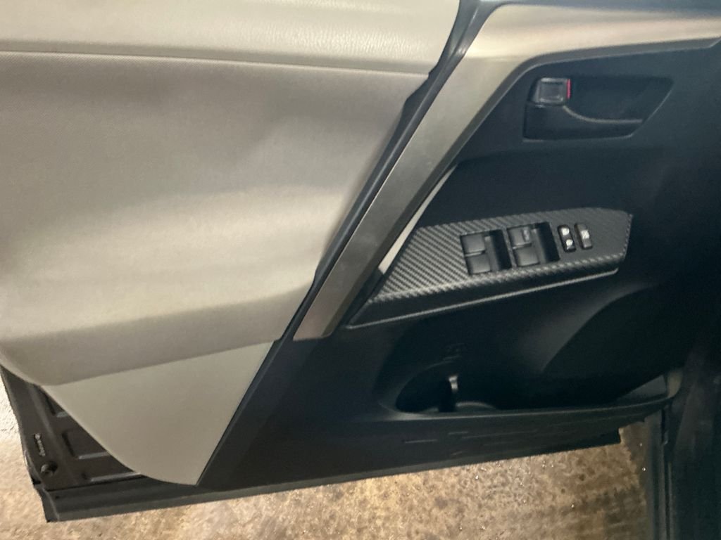 Used 2013 Gray Toyota LE image 13