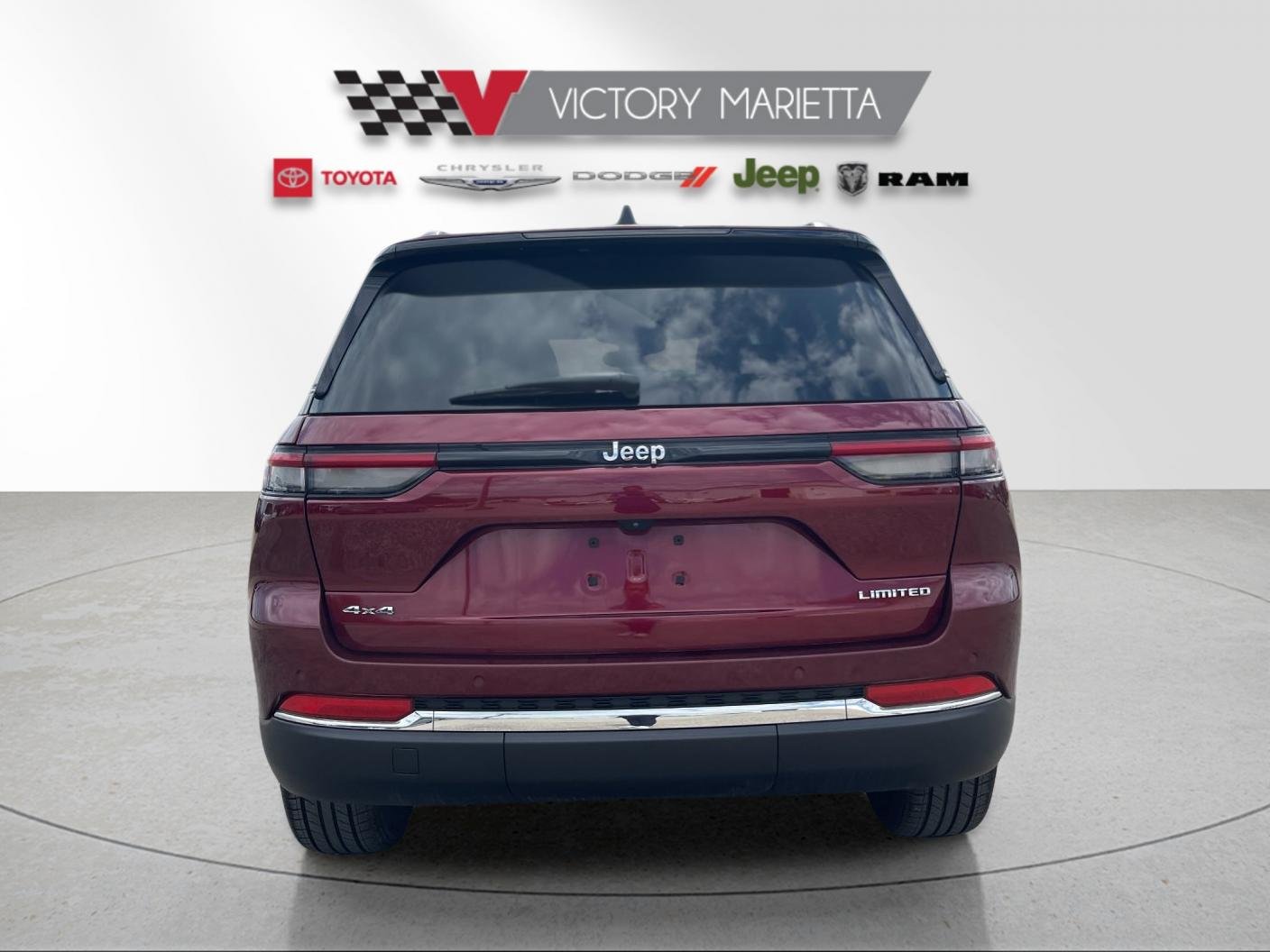 Used 2023  Jeep Limited image 4