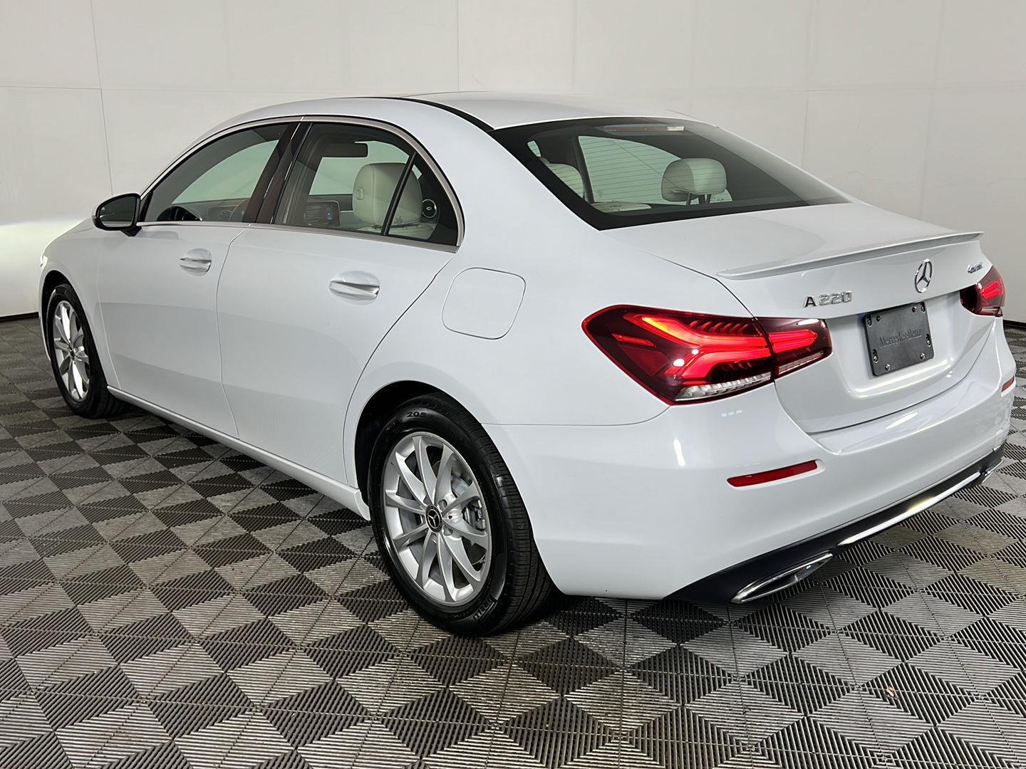 Used 2020 Digital White Pearl Metallic Mercedes-Benz A 220 image 17