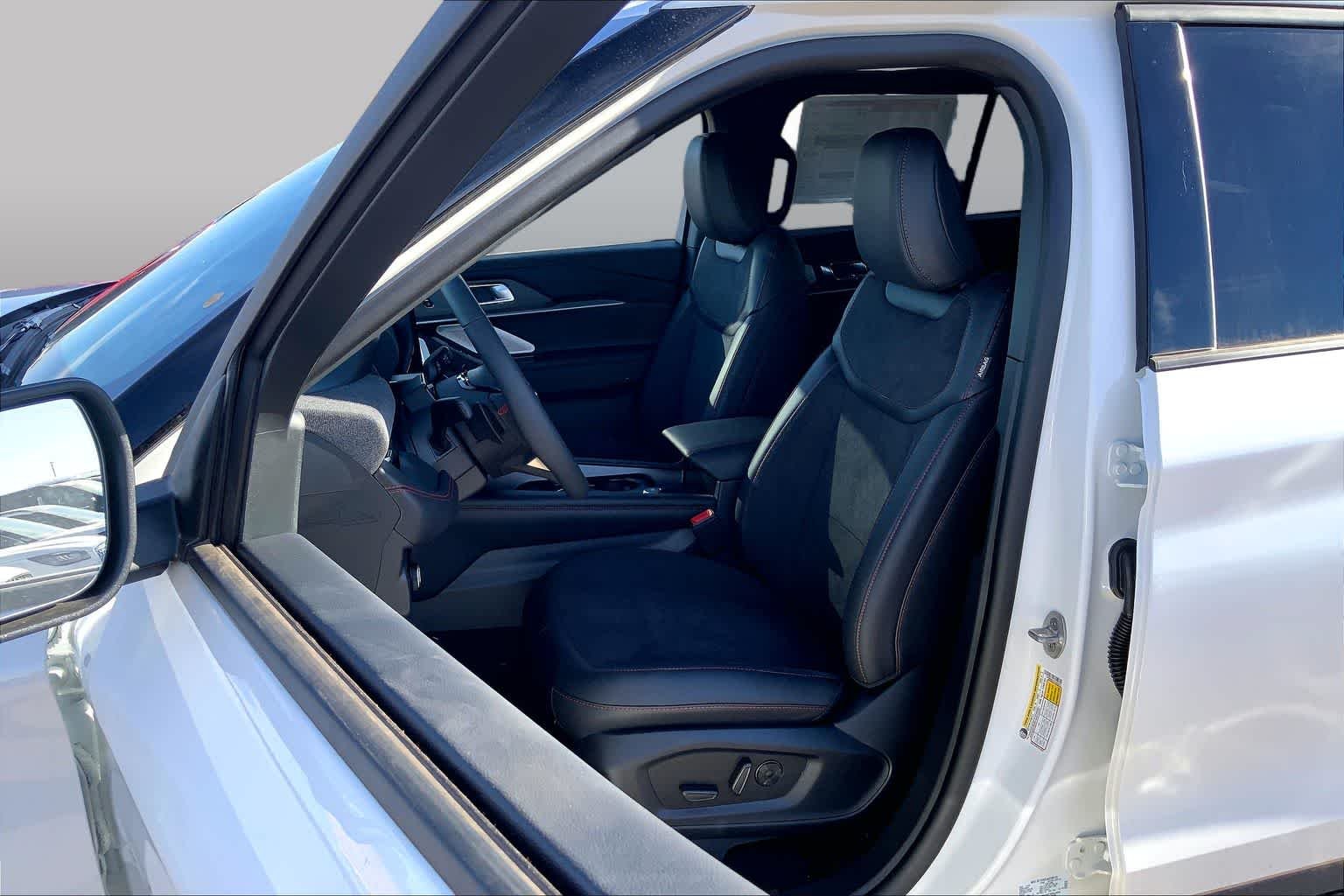 New 2026 Star White Metallic Tri-Coat Ford ST image 9