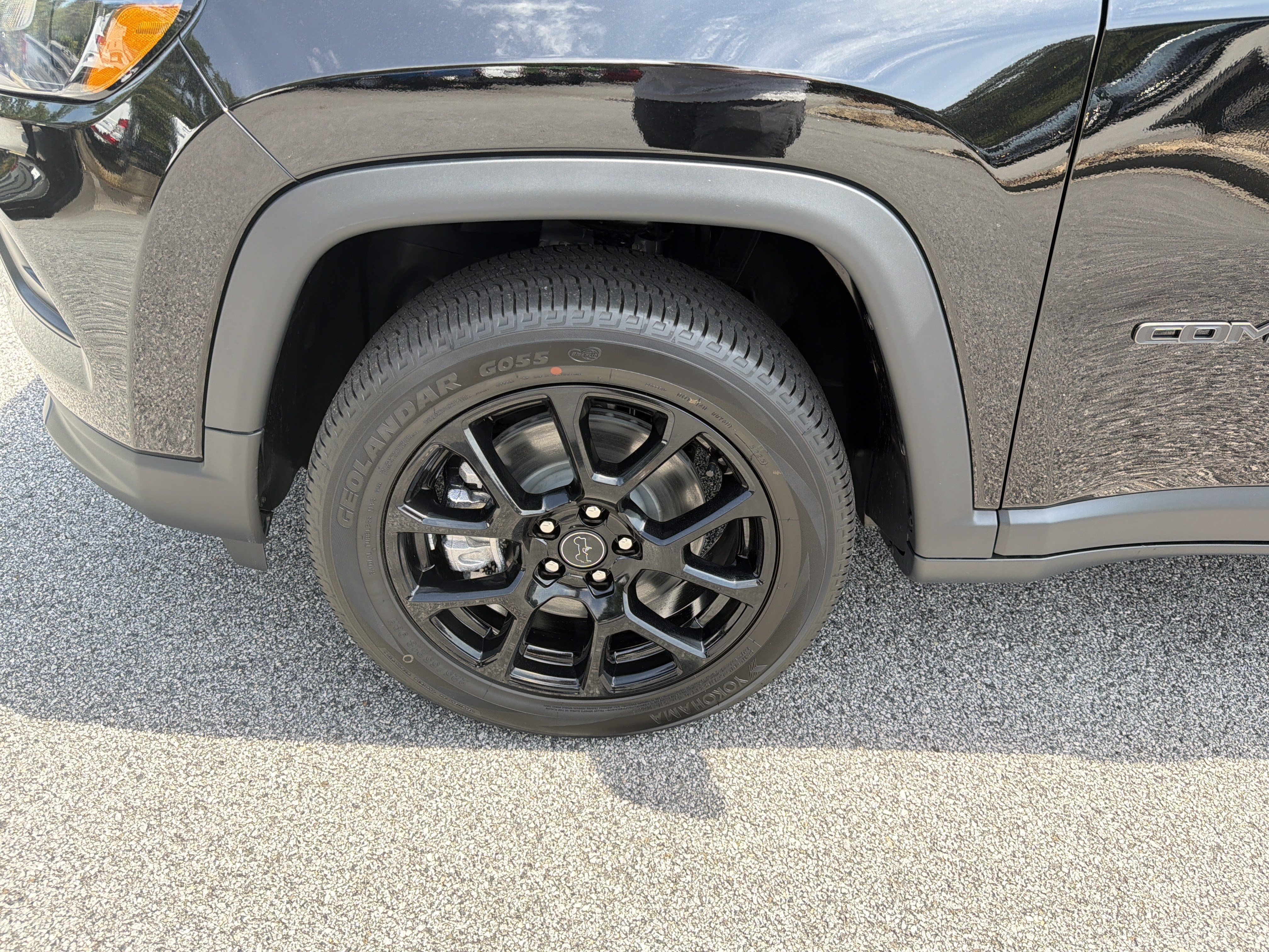 New 2026 Diamond Black Crystal Pearl-Coat Exterior Paint Jeep Latitude image 13