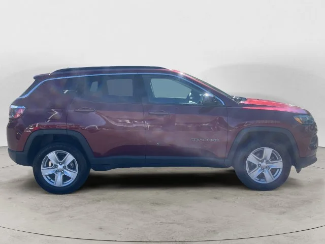 Used 2022 Red Jeep Latitude image 6