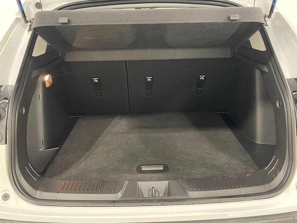 Used 2025 White Chevrolet LT image 4