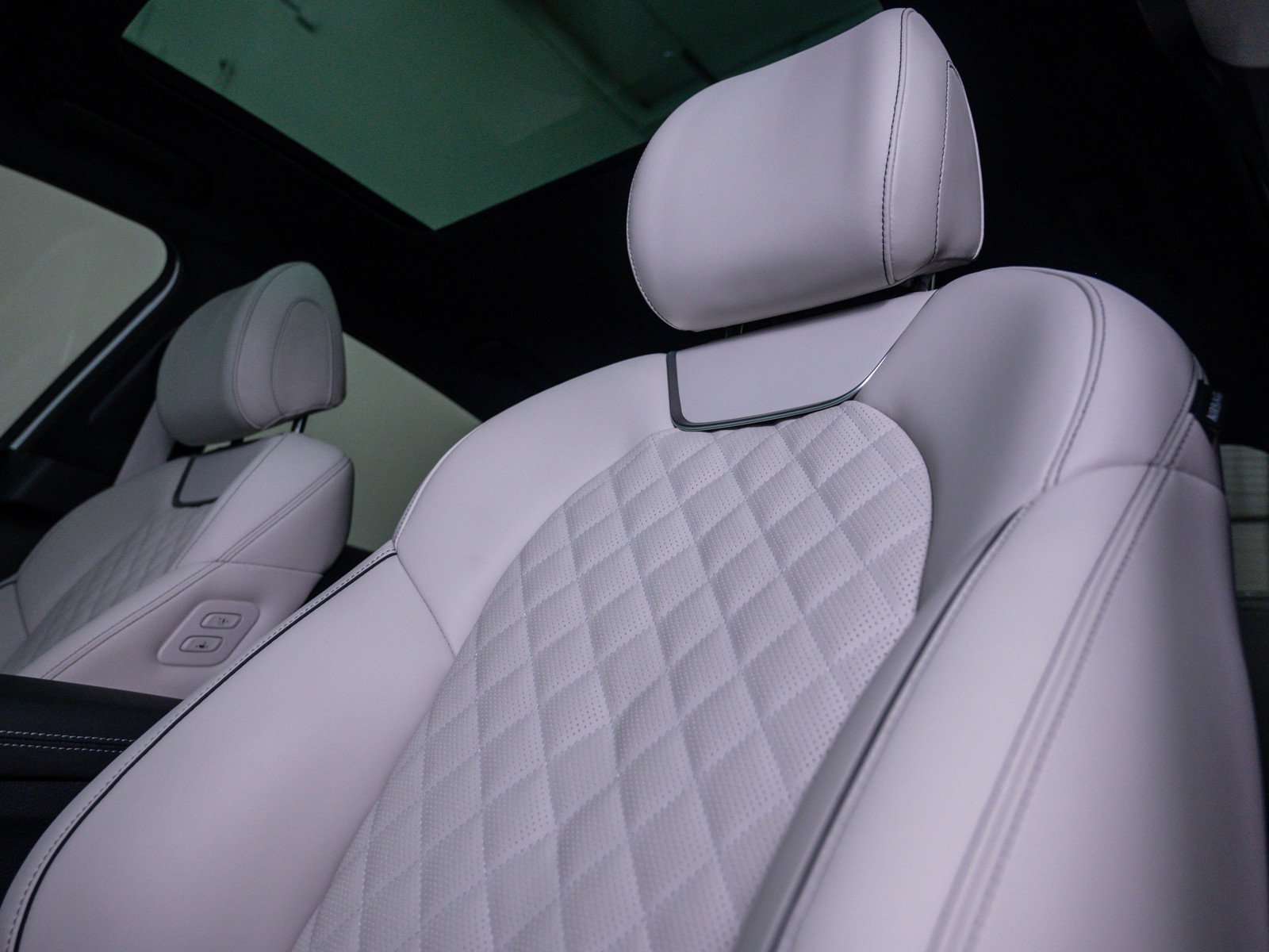 Certified Used 2025 Uyuni White Genesis 3.3T Sport Prestige image 19