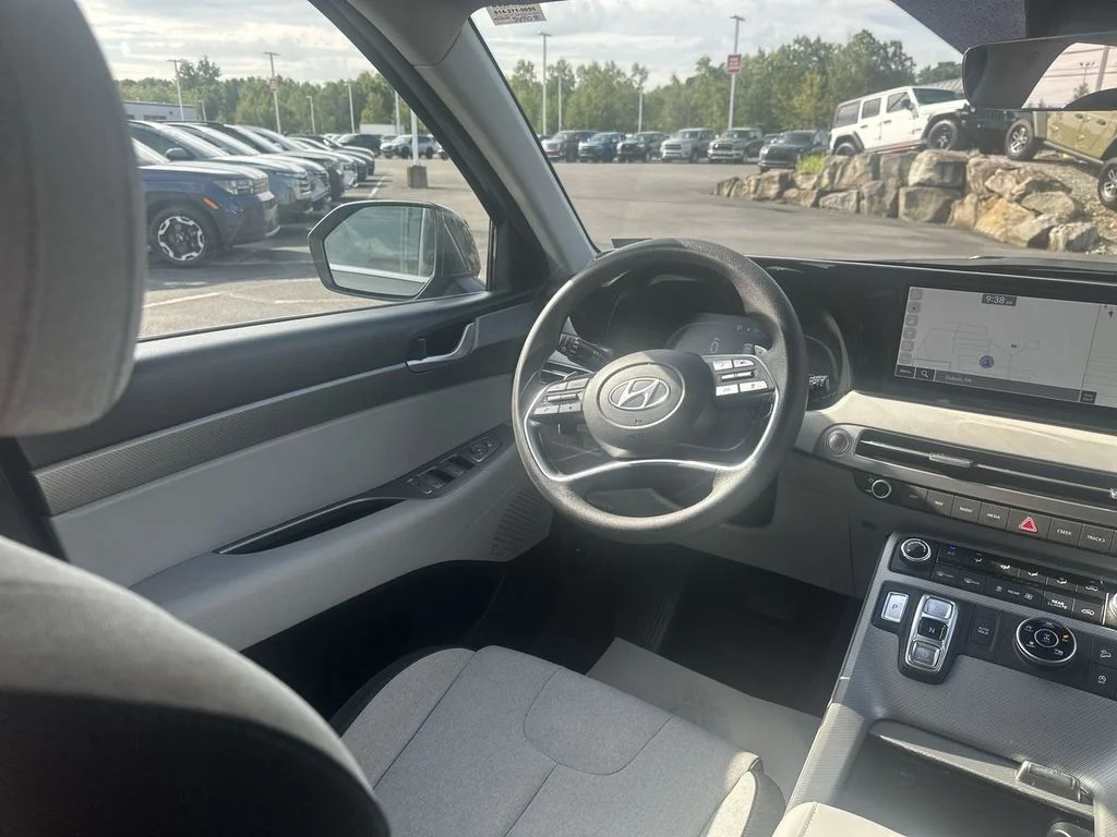 Used 2023 Gray Hyundai SE image 15