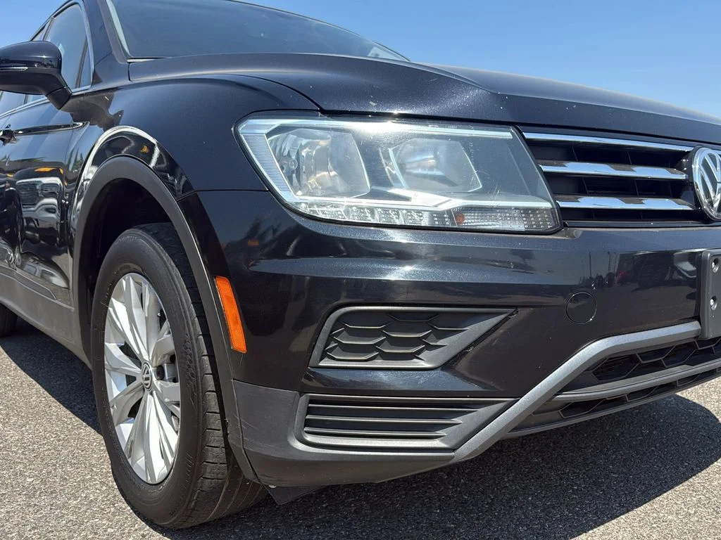 Used 2019 Deep Black Pearl Volkswagen SE image 29