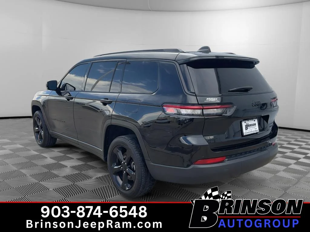 Used 2025 Diamond Black Crystal Pearlcoat Jeep Limited image 5