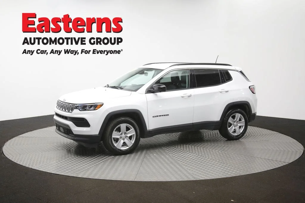 Used 2022 White Jeep Latitude image 57