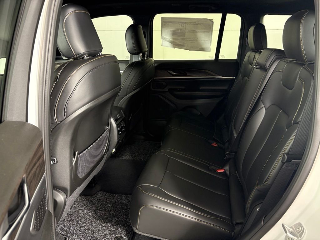 New 2026 Bright White Clear-Coat Exterior Paint Jeep  image 37