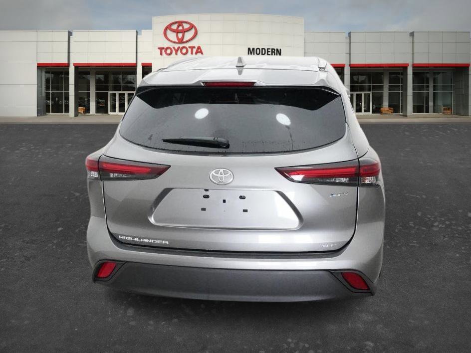 New 2026 Heavy Metallic Toyota Hybrid XLE image 10
