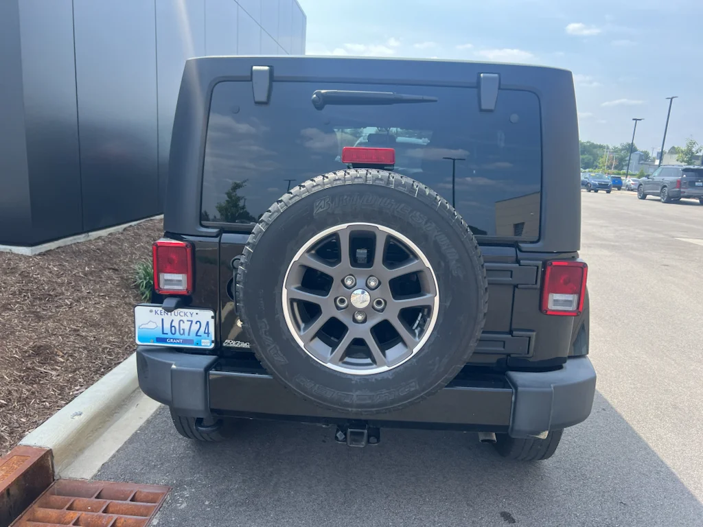 Used 2018 Black Clearcoat Jeep Sahara image 12