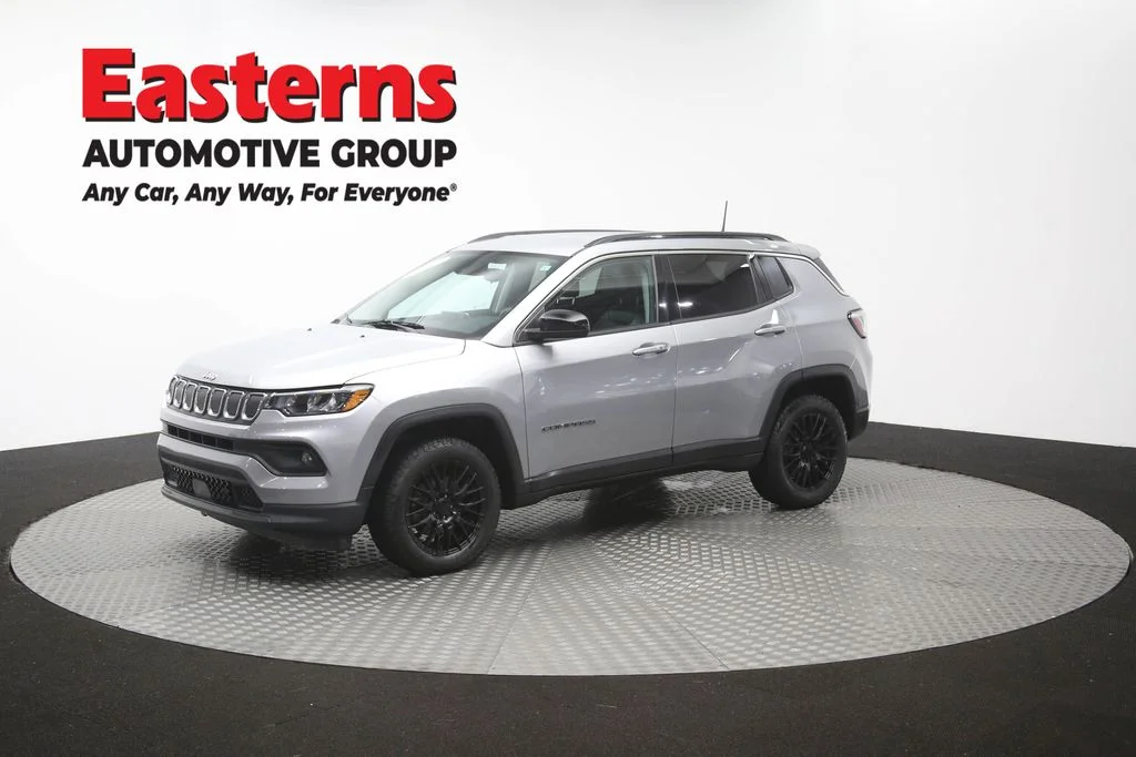 Used 2022 Silver Jeep Latitude image 55